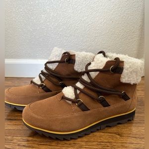 Sorel Women’s boots. Excellent condition, size 8.5.